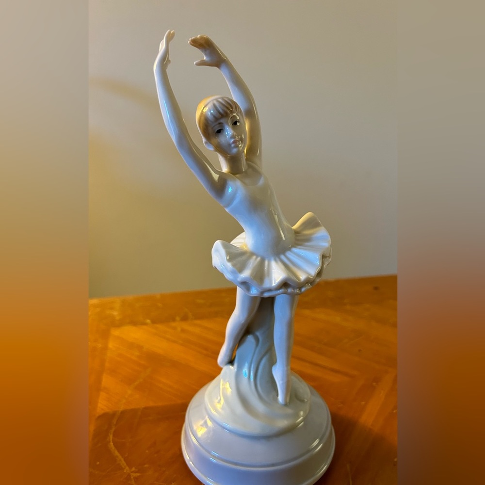 Vintage ceramic ballerina music box